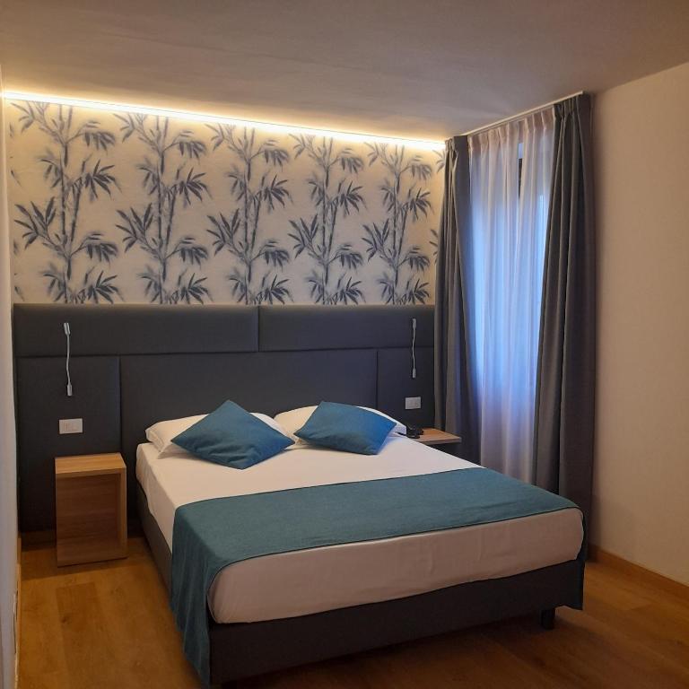 Bike Hotel Touring Gardone Riviera & Wellness - Junior Suite con Vista Lago - 1