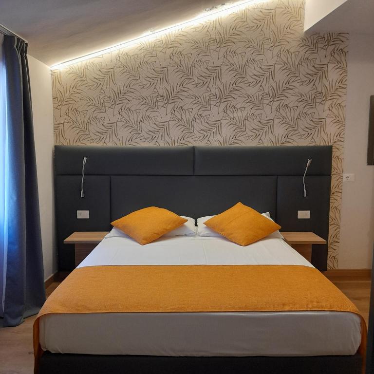 Bike Hotel Touring Gardone Riviera & Wellness - Camera Familiare con 2 Bagni - 2