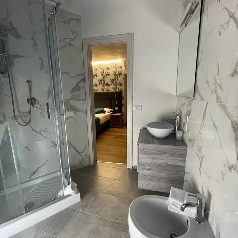 Bike Hotel Touring Gardone Riviera & Wellness - Camera Quadrupla Superior con Vista Lago - 3