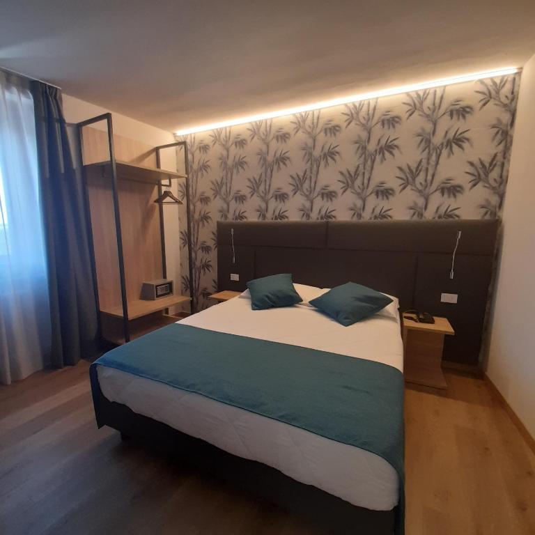 Bike Hotel Touring Gardone Riviera & Wellness - Camera Tripla Superior con Vista Lago - 1