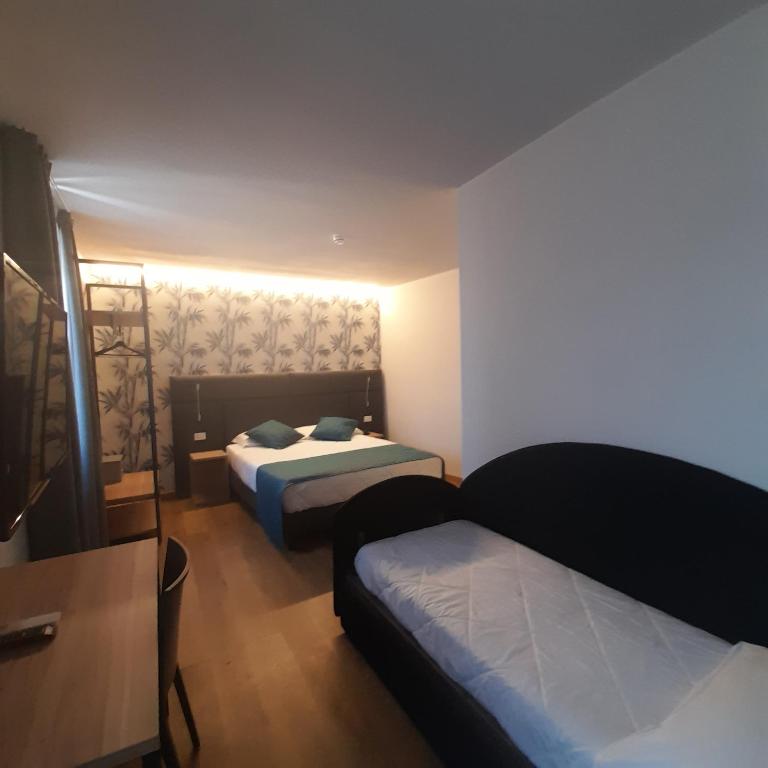 Bike Hotel Touring Gardone Riviera & Wellness - Camera Tripla Superior con Vista Lago - 2
