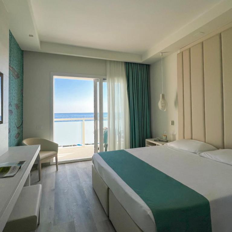 Hotel Rex - Pacchetto Spiaggia - Camera Matrimoniale Superior con Balcone e Vista Mare - 2