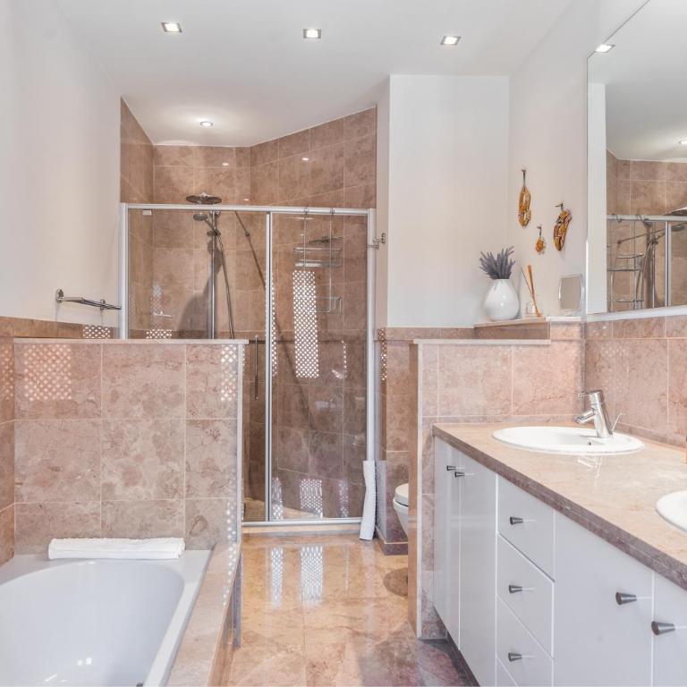 Alzaro 1-2 DELUXE SEA VIEW & JACUZZI 3B - Three-Bedroom House - 11