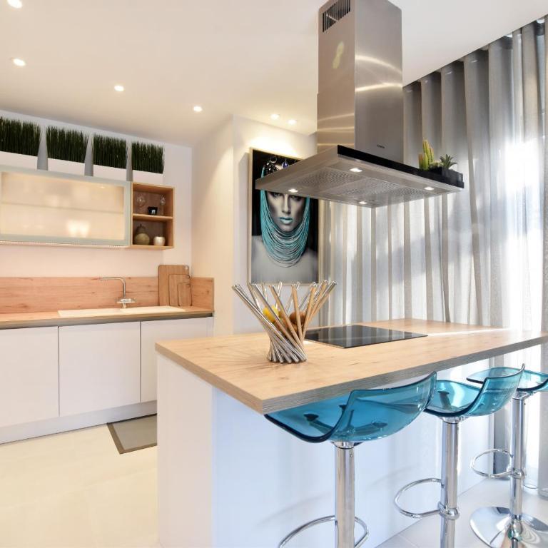 Gazmira 3-1 PENTHOUSE DELUXE & JACUZZI 3B - Three-Bedroom House - 14