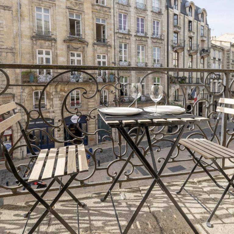 Place du Palais Centre Historique - Appartement avec Balcon - 4