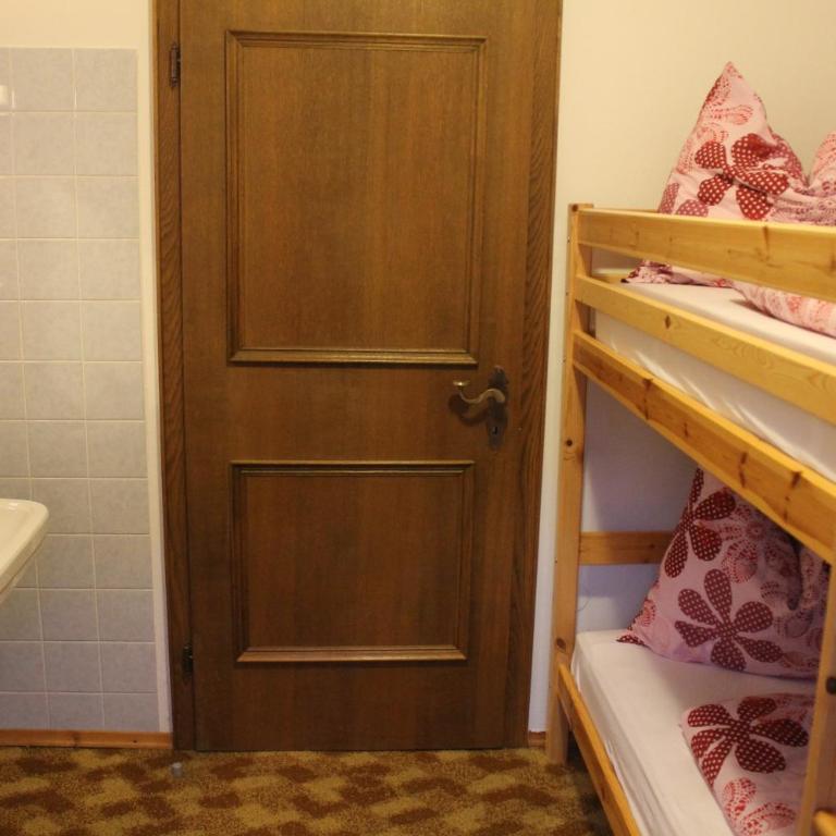 Haus Maria - Einzelzimmer mit Gemeinschaftsdusche und -WC - 1