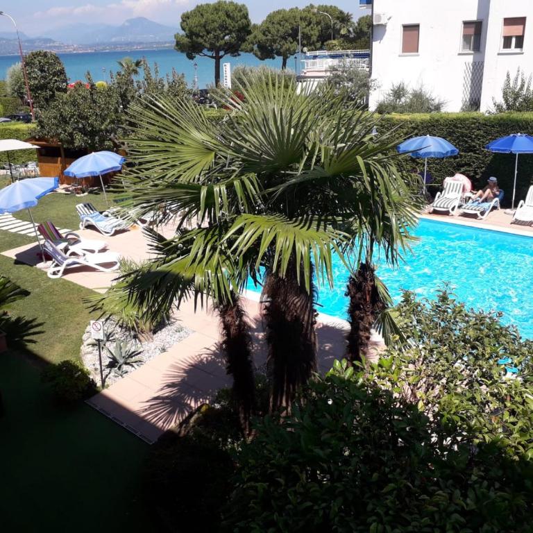 Hotel Fornaci - Camera Quadrupla con Balcone e Vista Lago - 2