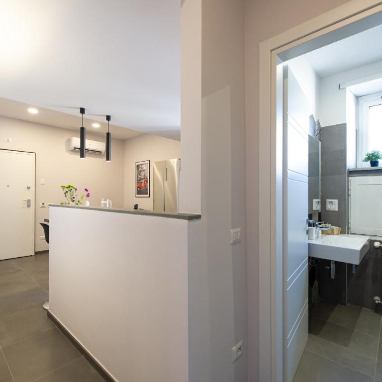 Clover - 13 Piazza Pio XI - Appartamento con 2 Camere da Letto - 34