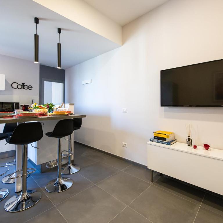 Clover - 13 Piazza Pio XI - Appartamento con 2 Camere da Letto - 10