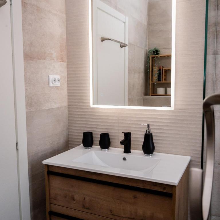 Penthouse on the Bay - 20m from the Beach - Apartman sa 2 Spavaće Sobe, Balkonom i Pogledom na More - 23