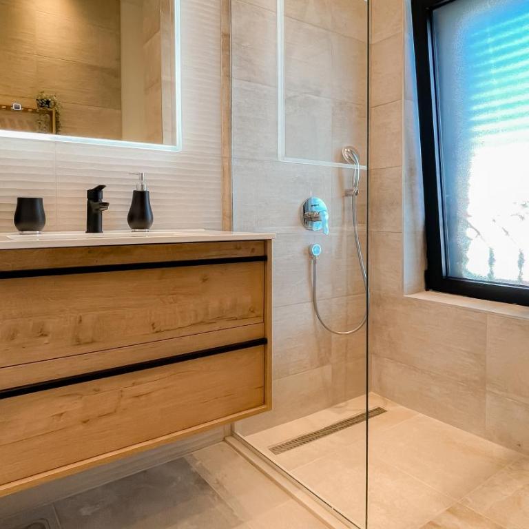 Penthouse on the Bay - 20m from the Beach - Apartman sa 2 Spavaće Sobe, Balkonom i Pogledom na More - 24