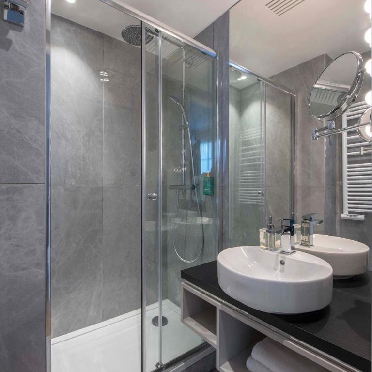 LE BEAU MARAIS - Luxury Apartments, AIR COND, LIFT - Deluxe Queen SUITE AGATE - 5
