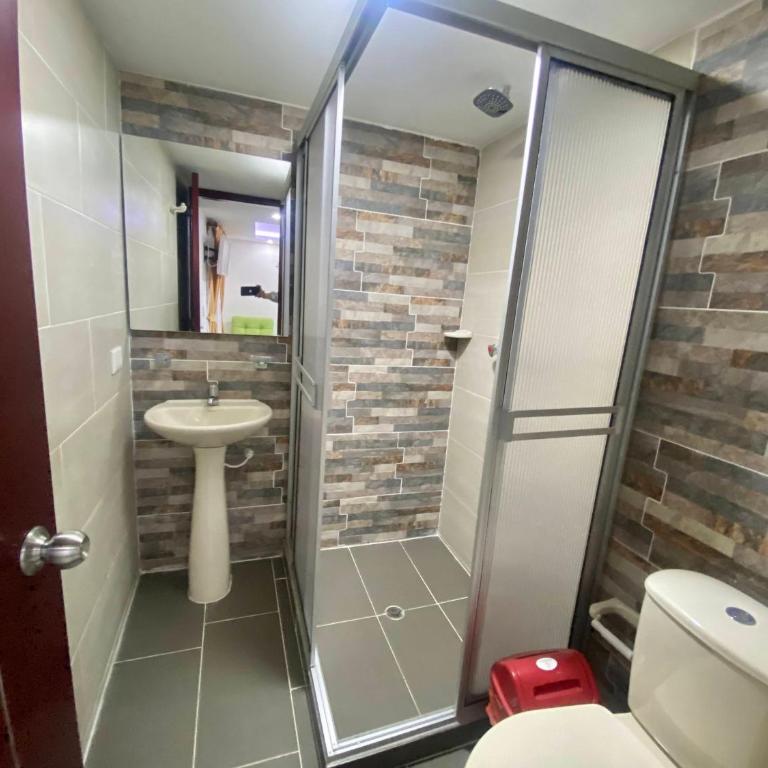Hotel Dubai Suite - Habitación Doble con baño privado - 3
