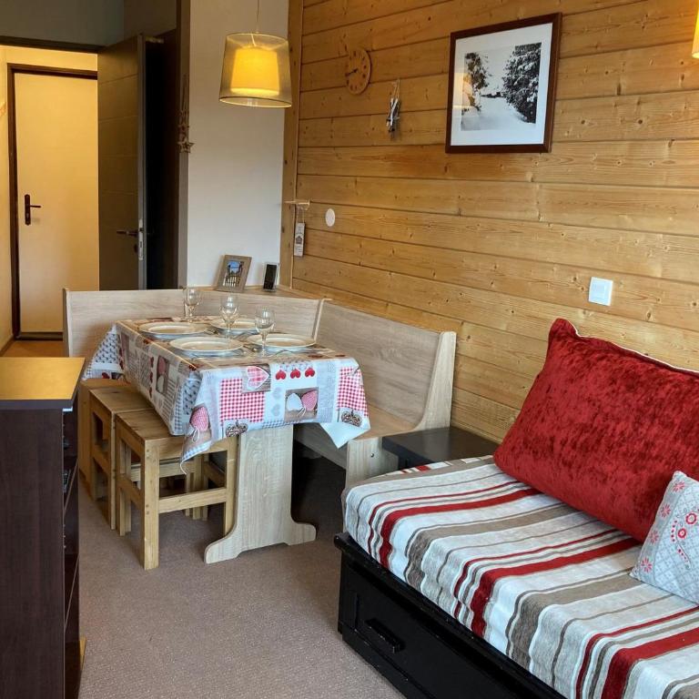 2 pièces avec vue sur vallée, balcon sud-ouest, proche commodités - FR-1-634-79 - Appartement - 1