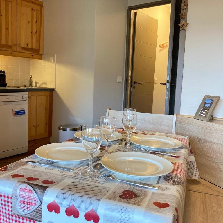 2 pièces avec vue sur vallée, balcon sud-ouest, proche commodités - FR-1-634-79 - Appartement - 5