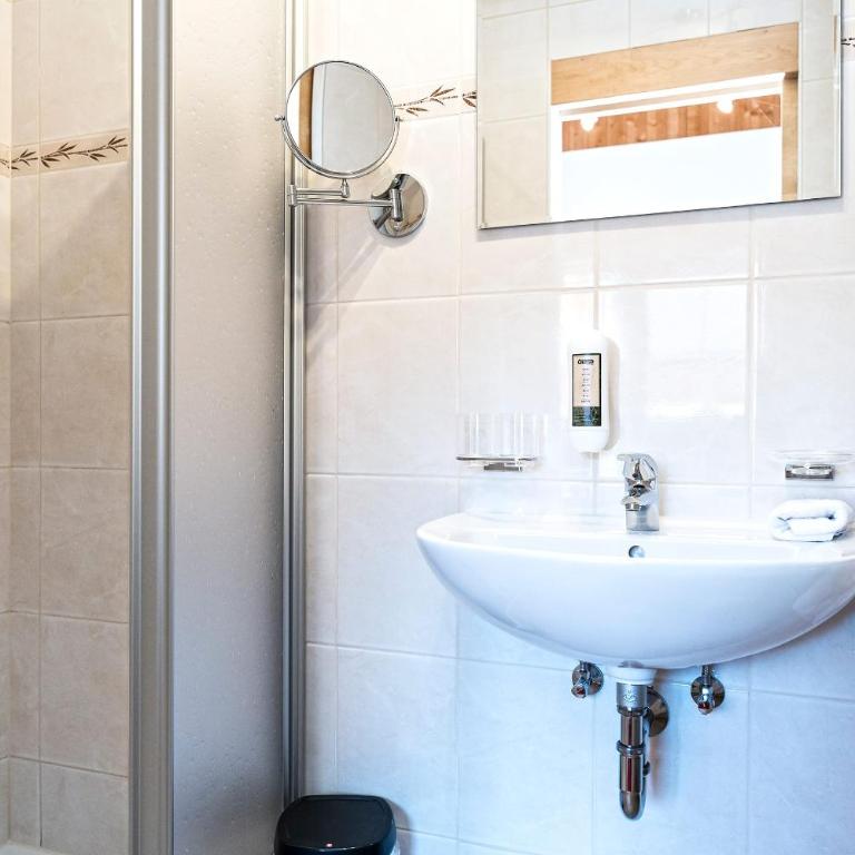 Apart Garni Astrada - Doppelzimmer mit Balkon - 8