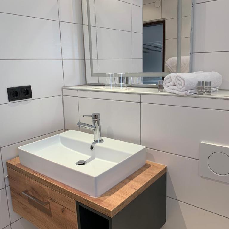 Clubhotel Götzens - Doppel-/Zweibettzimmer mit Balkon - 5