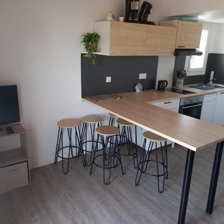 Les Cyclades, T3 climatisé, terrasse, 500m plage - Three-Bedroom Apartment - 1