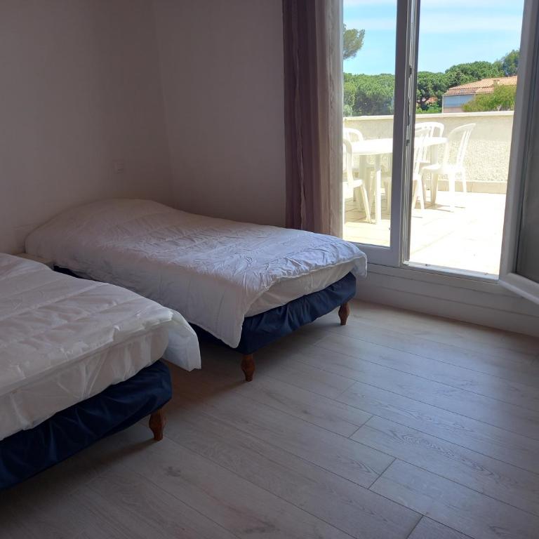 Les Cyclades, T3 climatisé, terrasse, 500m plage - Three-Bedroom Apartment - 16