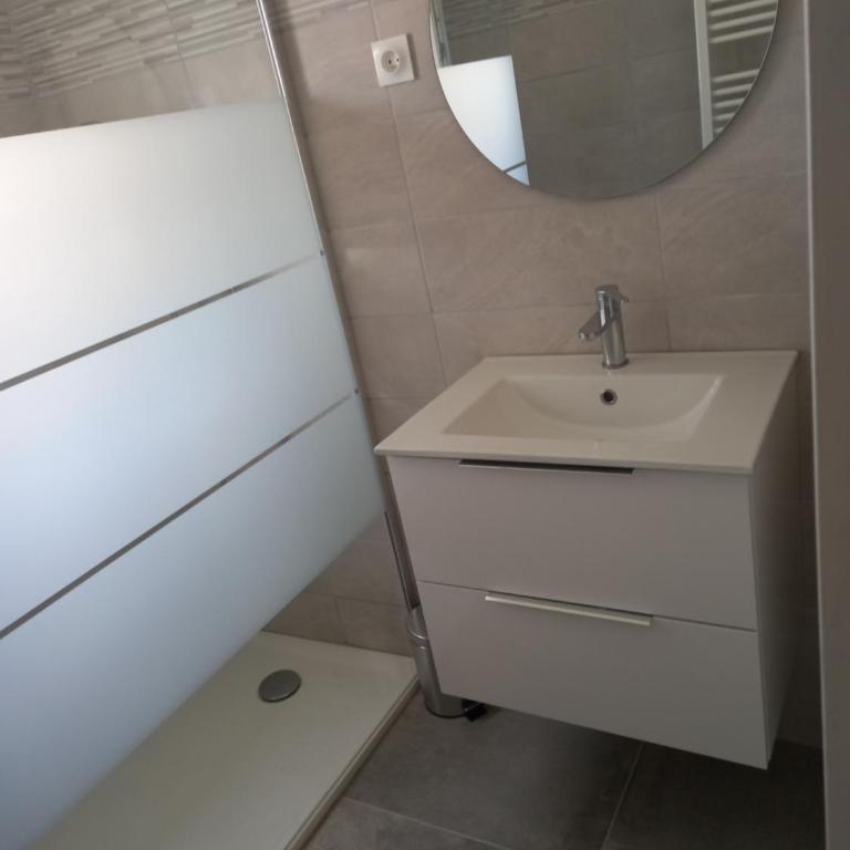 Les Cyclades, T3 climatisé, terrasse, 500m plage - Three-Bedroom Apartment - 12