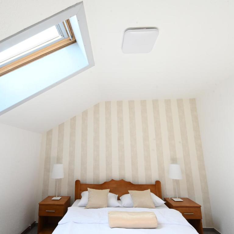 Sobe - Rooms Drvorez - Deluks Dvokrevetna Soba sa Bračnim Krevetom (1 Odrasla Osoba + 1 Dete) - 1