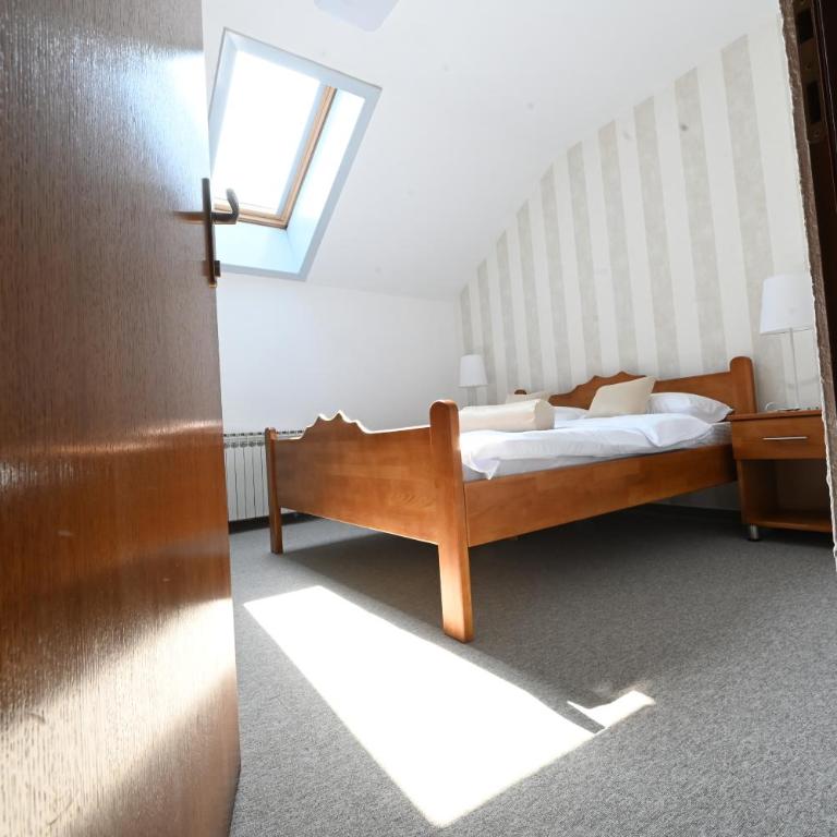 Sobe - Rooms Drvorez - Deluks Dvokrevetna Soba sa Bračnim Krevetom (1 Odrasla Osoba + 1 Dete) - 5