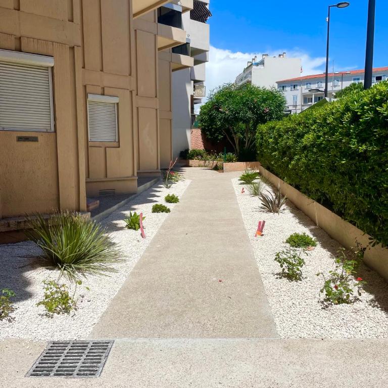 JUAN LES PINS, T2 Cosy et confortable, avec PARKING en sous-sol, proche plages et commerces - One-Bedroom Apartment - 5