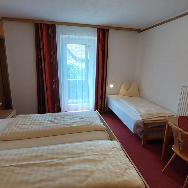 Hotel Pension Oswald - Dreibettzimmer mit Balkon - 8