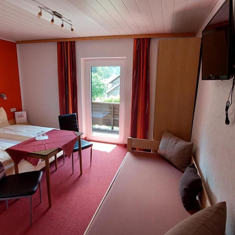 Hotel Pension Oswald - Dreibettzimmer mit Balkon - 6