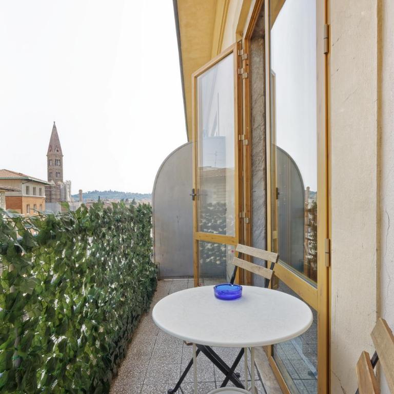 Jade Stays - Double Room with Balcony - 3