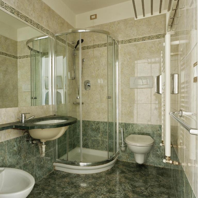 Jade Stays - Double Room with Balcony - 4
