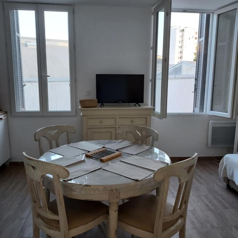 Toulon, soleil et douceur I - Appartement 1 Chambre - Vue sur Jardin - 10