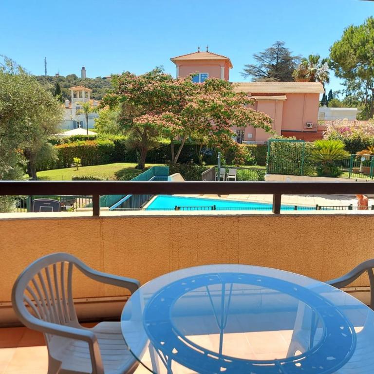 Exclusive 80 sqm apartment with private garden and terrace on the Cap d Antibes, 300 mt from sandy Plage de la Salis - Appartement - Vue sur Piscine - 4