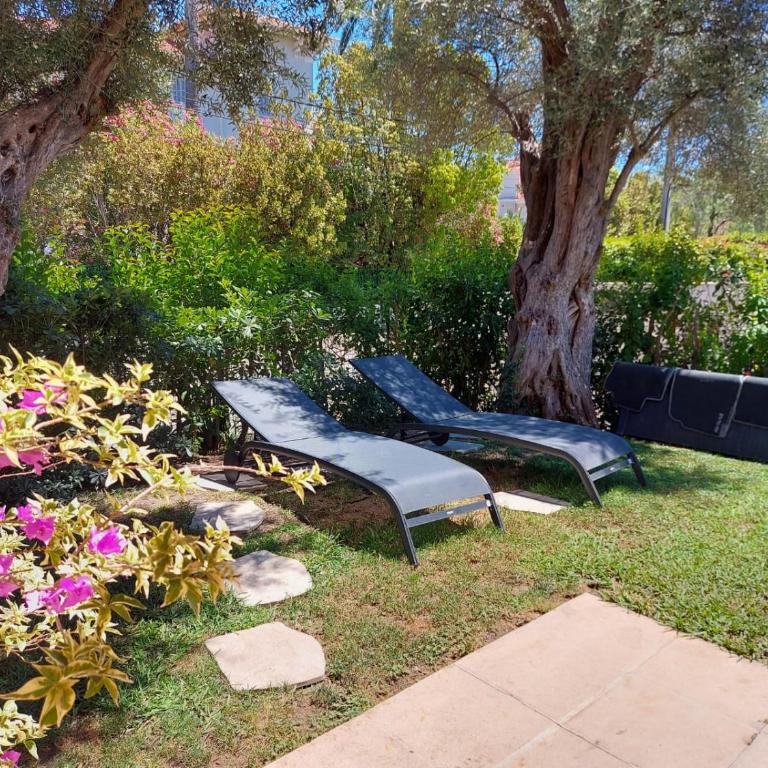 Exclusive 80 sqm apartment with private garden and terrace on the Cap d Antibes, 300 mt from sandy Plage de la Salis - Appartement - Vue sur Piscine - 16