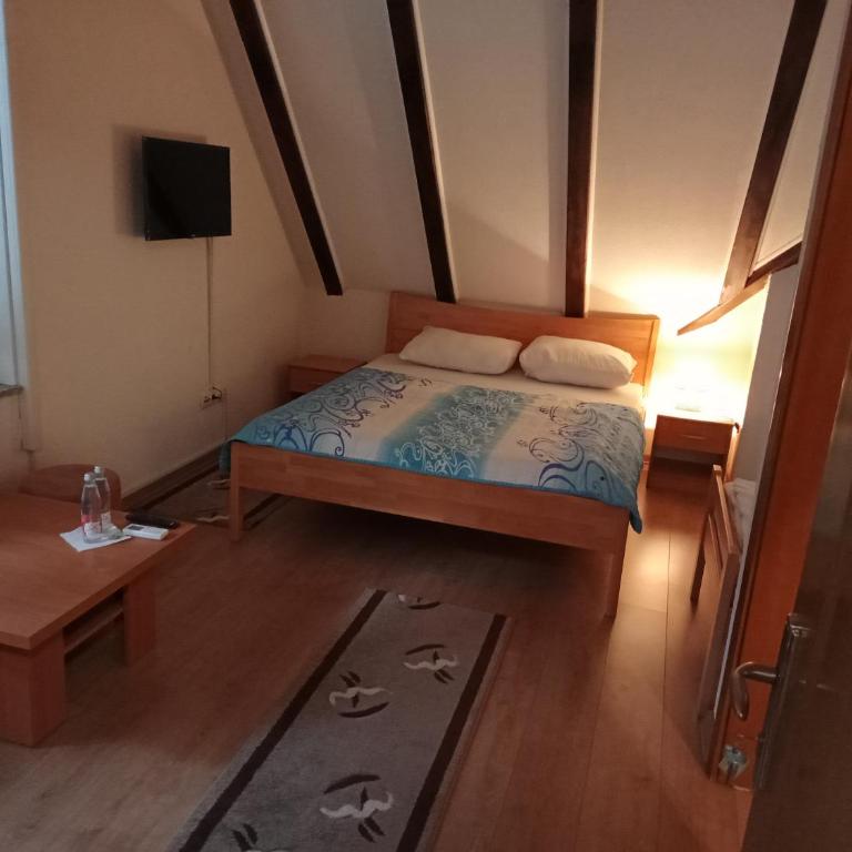 Prenoćište/Restoran Lovac - Twin Room with Balcony - 3