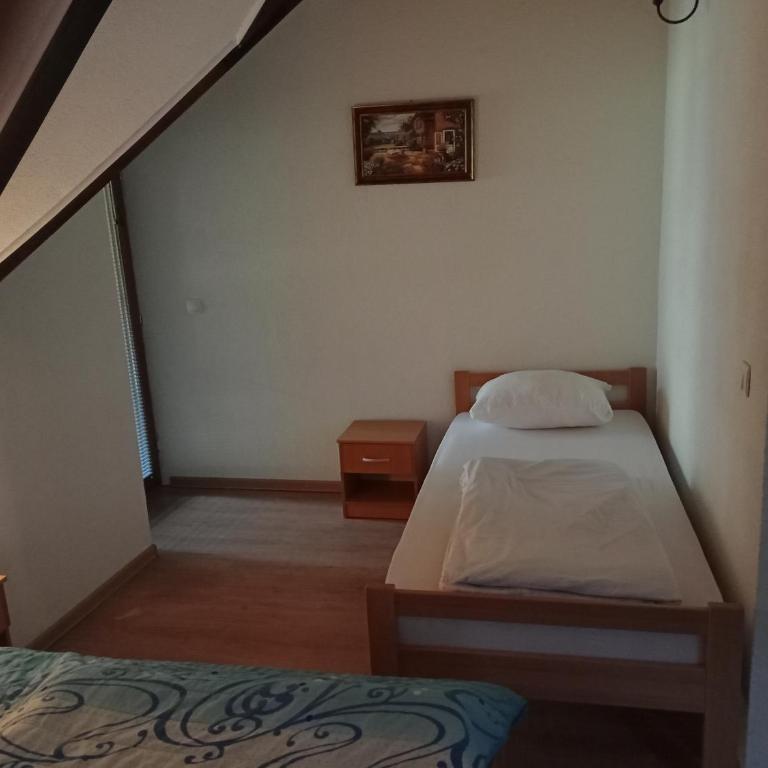 Prenoćište/Restoran Lovac - Twin Room with Balcony - 5