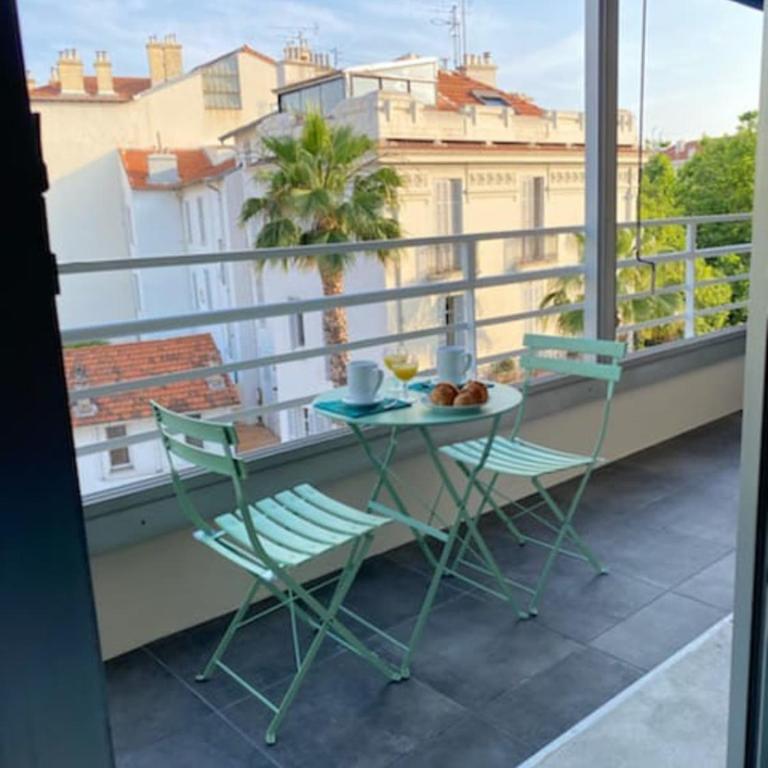 Deux pièces spacieux Place de Gaulle centre-ville d'Antibes avec extérieur - Appartement - 13