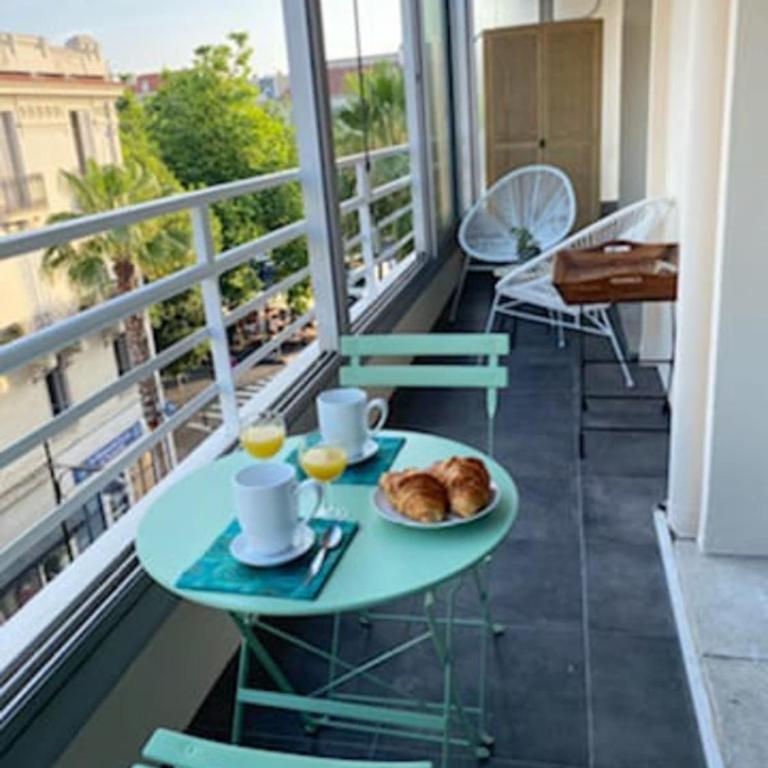 Deux pièces spacieux Place de Gaulle centre-ville d'Antibes avec extérieur - Appartement - 14