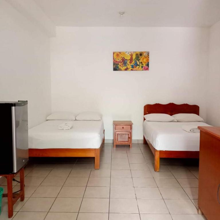 Hotel y Bungalows Acuario - Habitación Doble Estándar con 2 camas dobles - 4