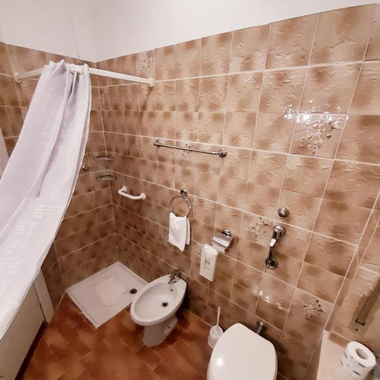 Albergo Trento - Camera Familiare con Bagno Privato Esterno - 2