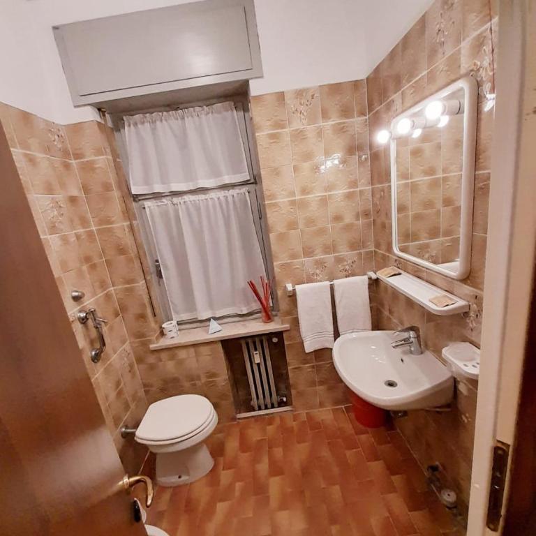 Albergo Trento - Camera Familiare con Bagno Privato Esterno - 5