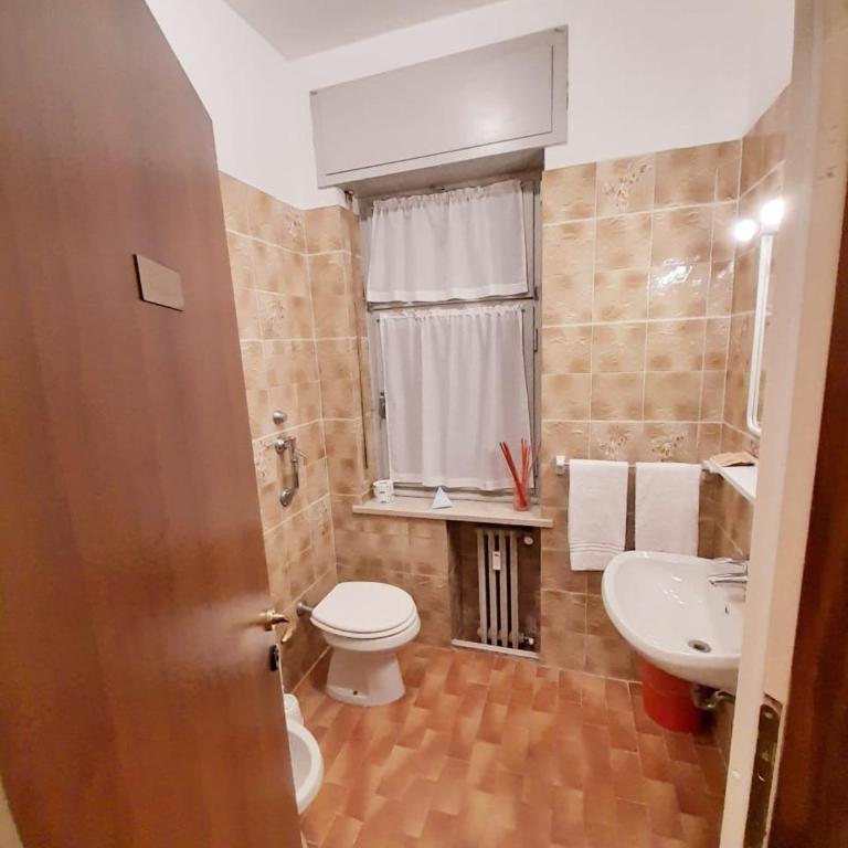 Albergo Trento - Camera Familiare con Bagno Privato Esterno - 8