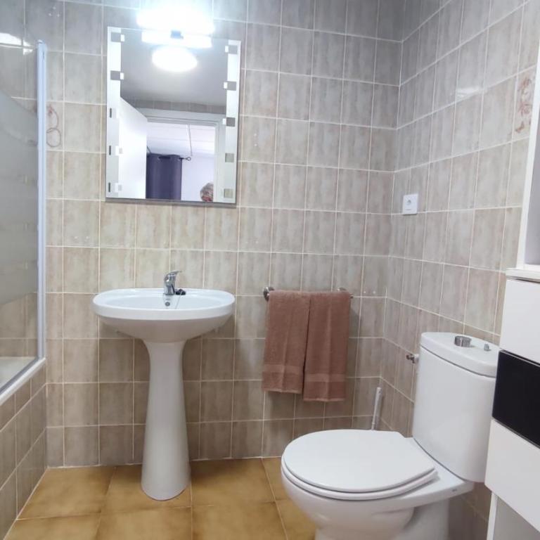 Villaparadisi - Three-Bedroom House - 22
