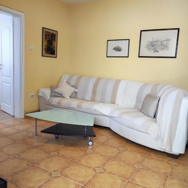 Apartments At Two Sisters - Deluxe Apartment - 6