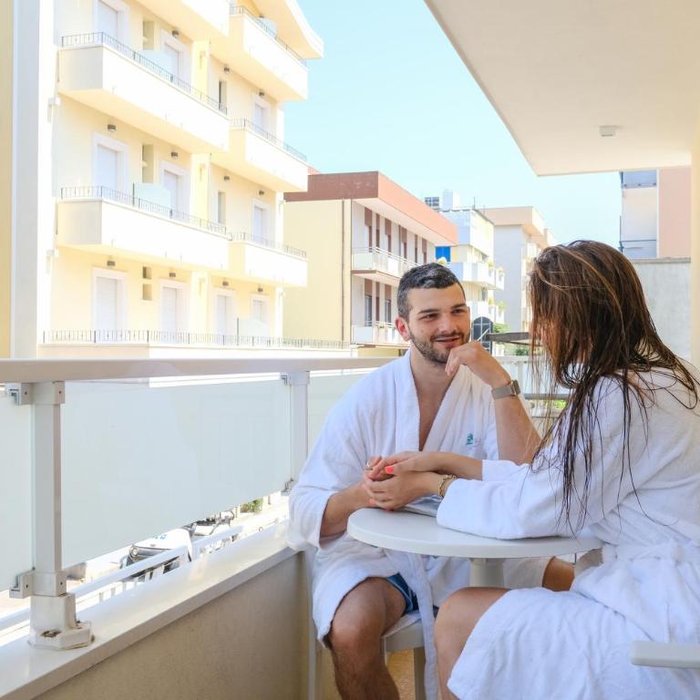 Hotel Thea - Camera Matrimoniale/Doppia con Letti Singoli con Balcone - 9