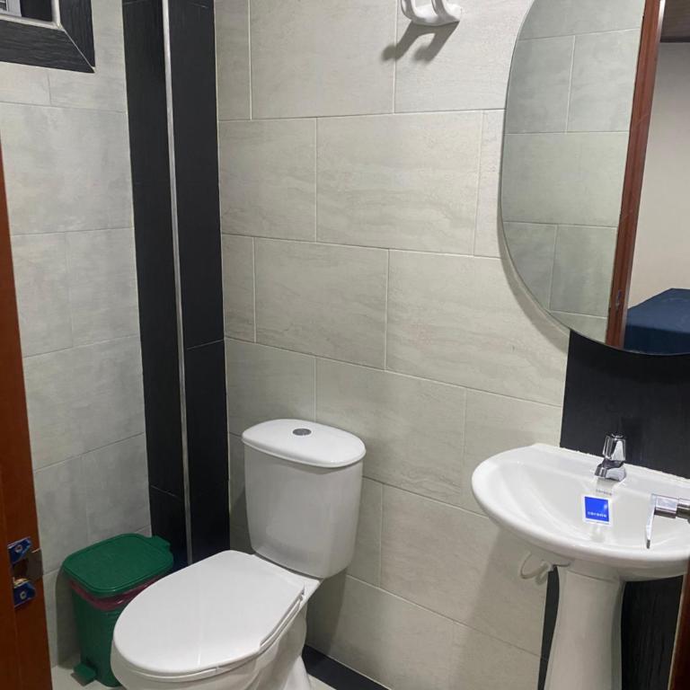 Hotel Suit Esmeralda - Habitación Doble con baño privado - 9