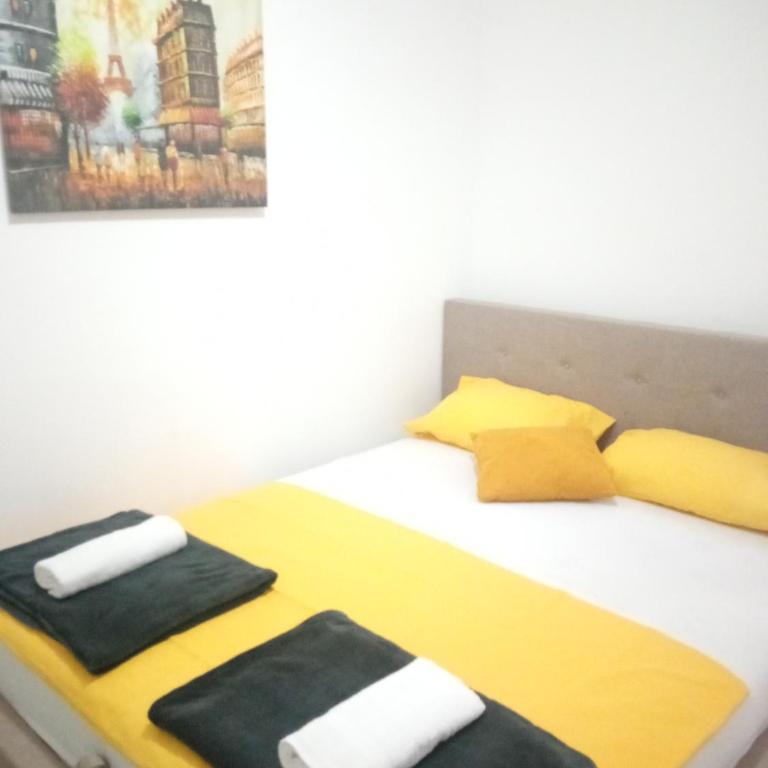 Yellow - One-Bedroom Apartment - 1