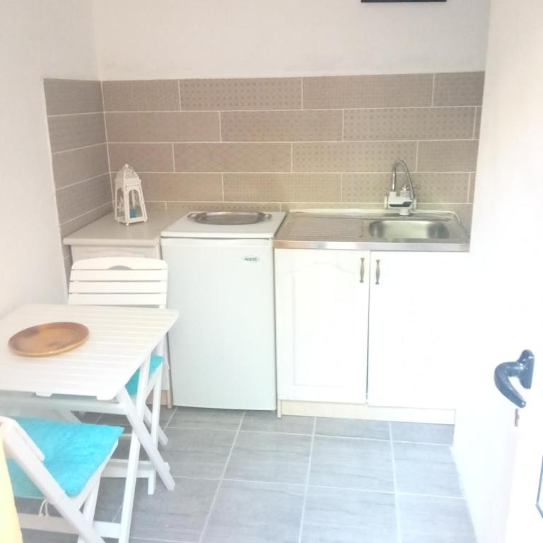 Yellow - One-Bedroom Apartment - 2