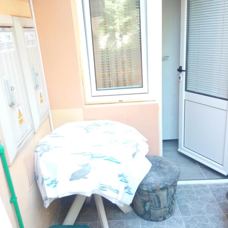 Yellow - One-Bedroom Apartment - 4