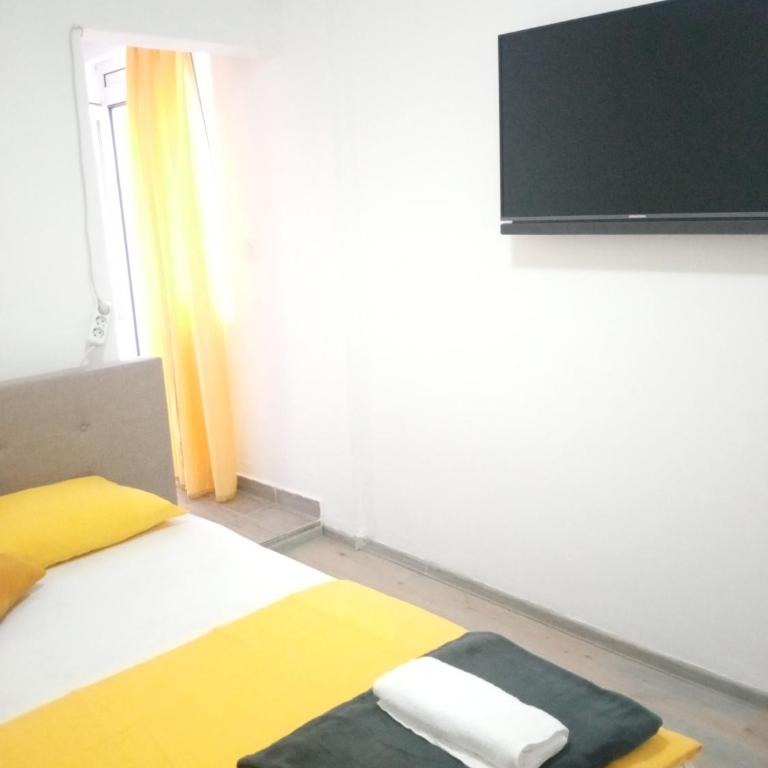 Yellow - One-Bedroom Apartment - 5
